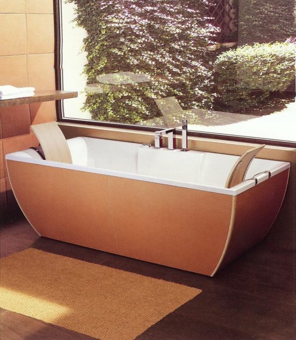 Ekstravagant modell av badekar - glassvegg på badet