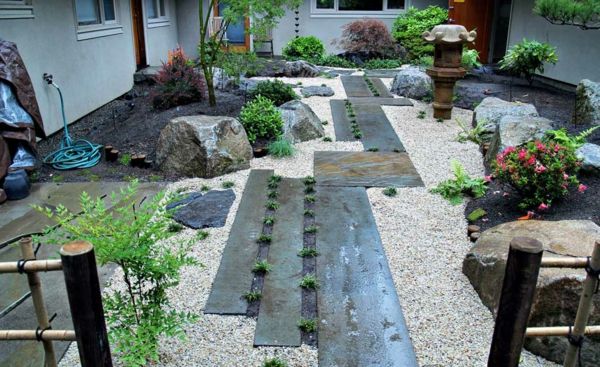 Kamnite plošče za sprehod na vrtu