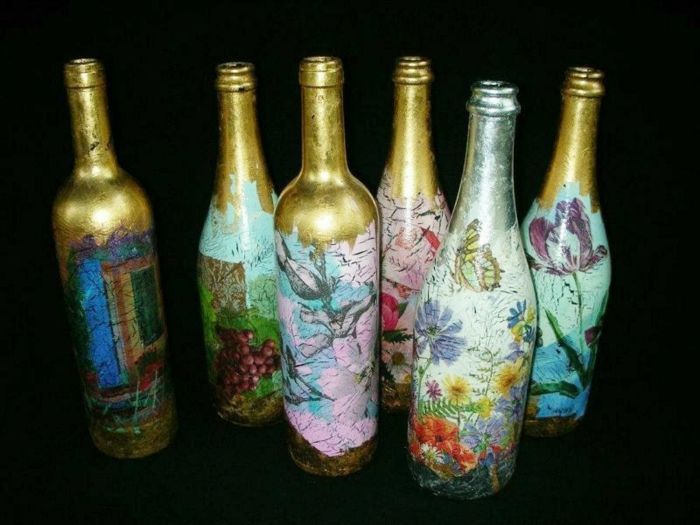 fem gyllene flaskor med servetter och vackra blommor - en bra idé för servettsteknik