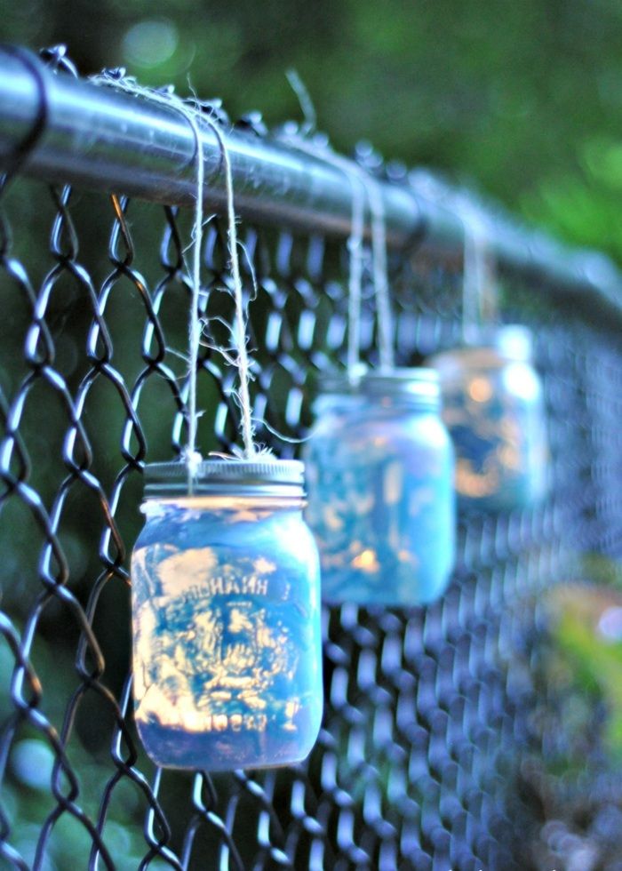 gaminant žibintus - sodo apdaila, sodo tvora, mėlynosios stiklainės, puoštos mėlyna spalva