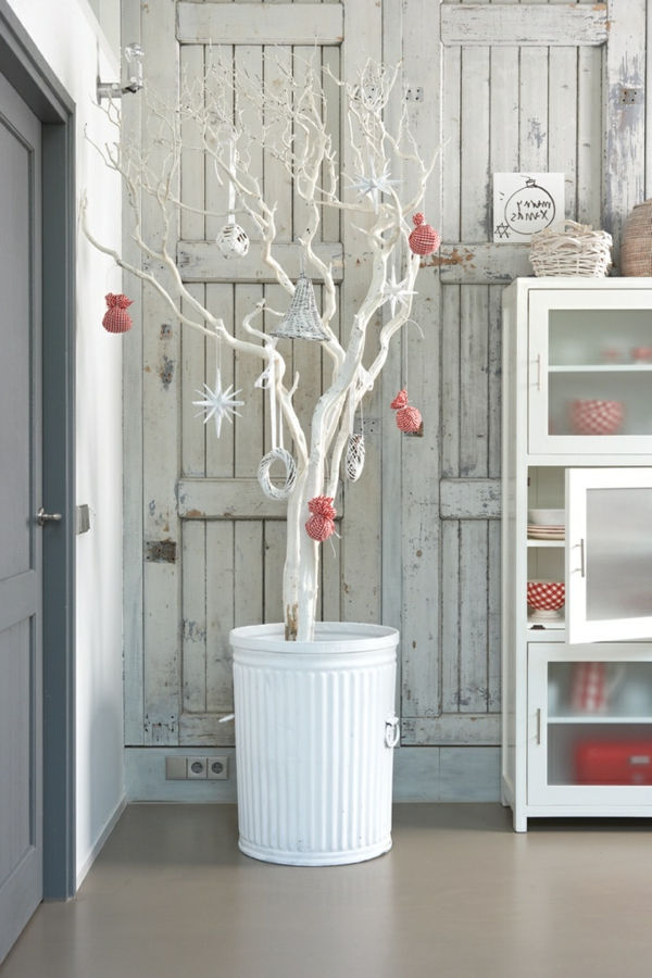 vit juldekoration - träd i rummet, inrett som ett julgran