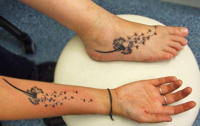 Tatuaj de familie, femei cu tatuaje florale în negru și gri