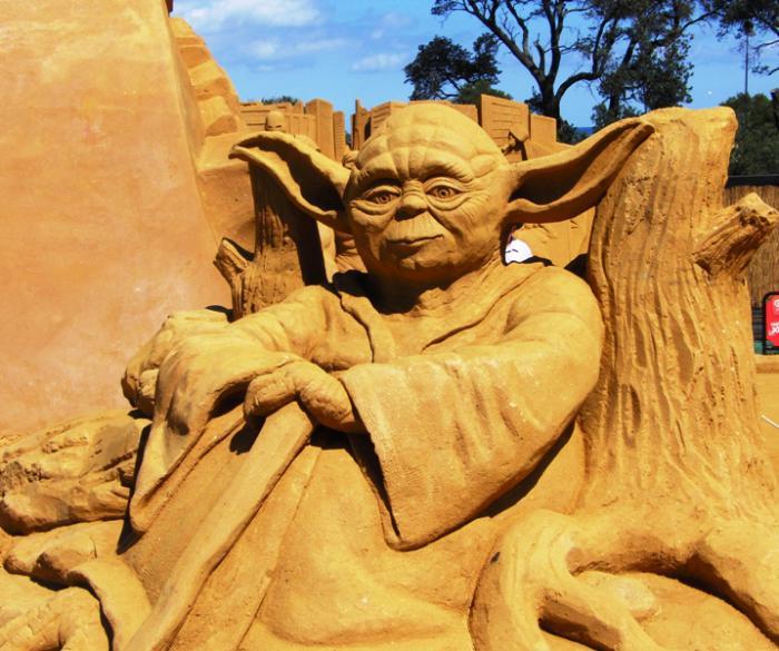 fantastično-Sandskulpur-Master Yoda
