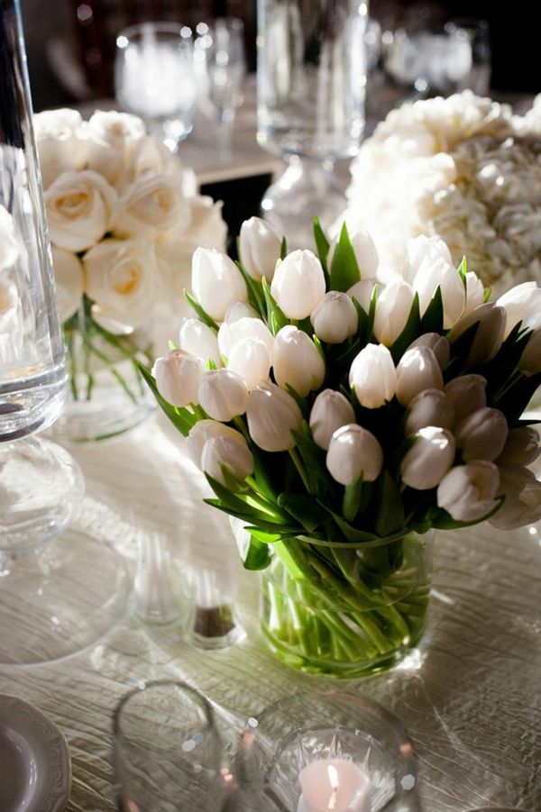 ตกแต่งโต๊ะที่ดีดอกทิวลิปในสีขาว