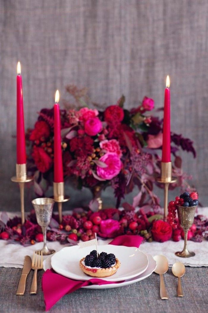puikus stalo papuošimas-su-laukinių vaisių-in-romantiškas rožinės-raudonos atspalviai