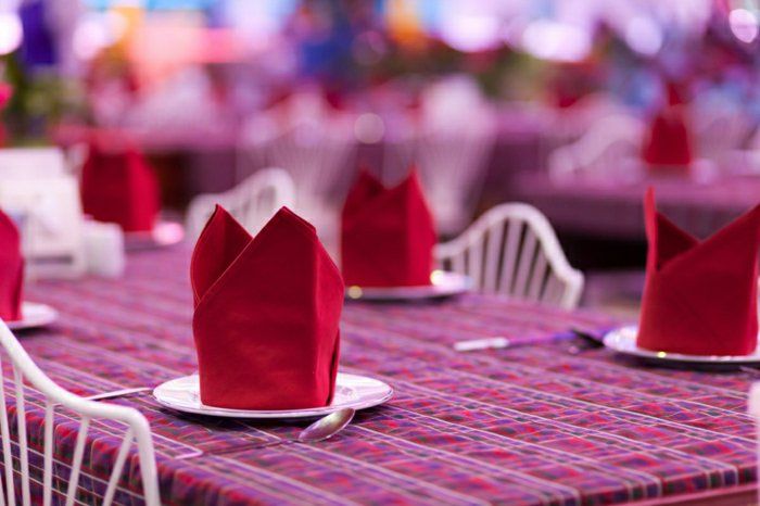 velika miza dekoracija z elegantno-zavitimi rdeči prtički