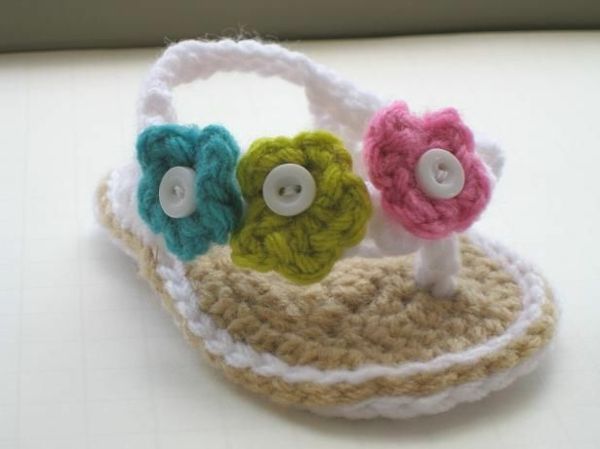 sandálias-Com-flowers-- crochet do bebê sapatos-com-super-bela-design-crochet-grande-práticos-idéias fantástica-bebê
