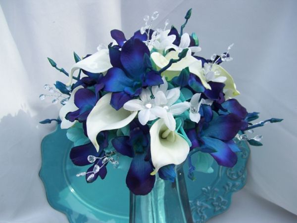 fantastično-brautstrauß-z-modro-orhidejo-in-belo-lilija