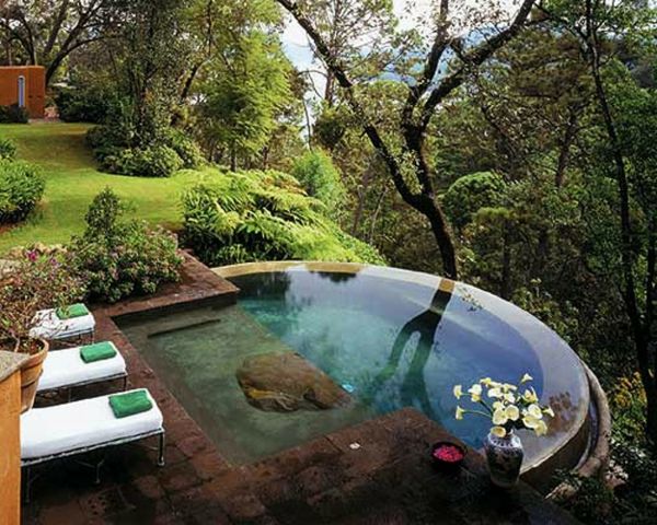 fantastický-round-pool-veľmi pekná príroda okolo bazéna