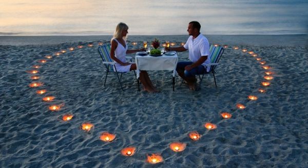 Ett ungt par som delar en romantisk middag med ljus