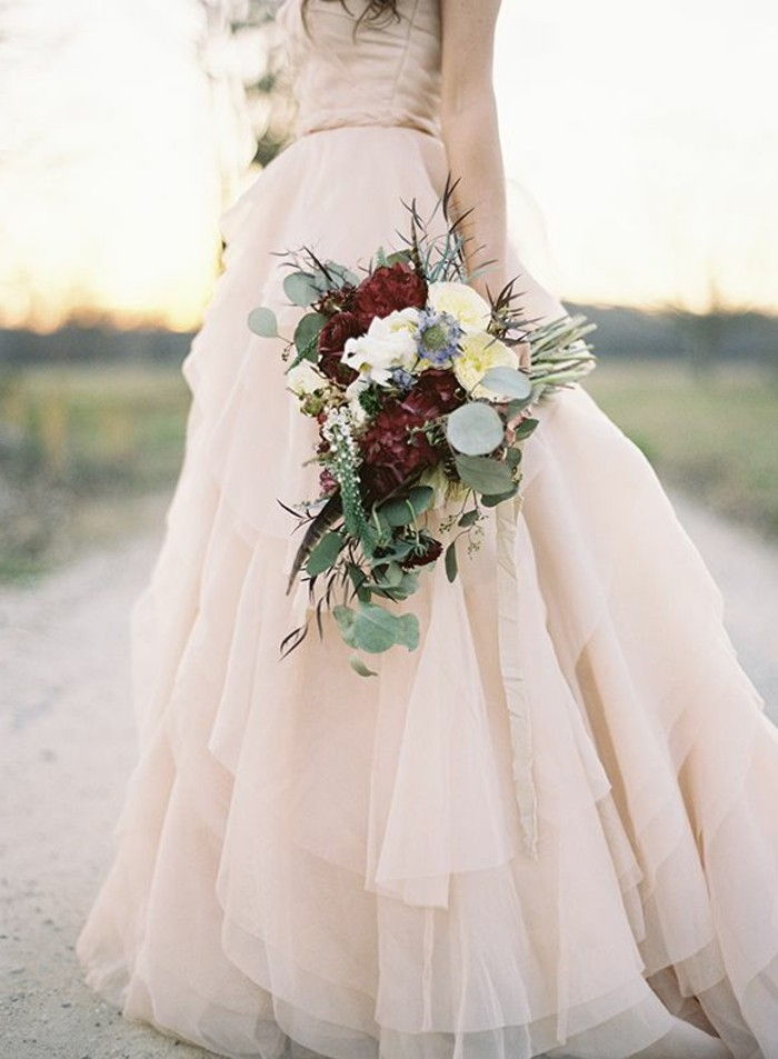 -Color-magnólia bela-exuberante-vestido-and-bouquet