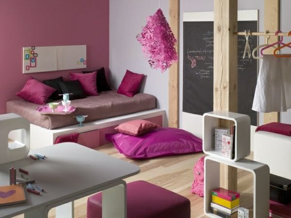 Coloring-soverom-rosenranse-nyanse-seng og et svart tavle på veggen