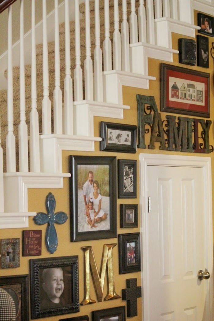 Okrasite stopnišče - pobarvane rumene, družinske fotografije visijo in obstaja beseda družina