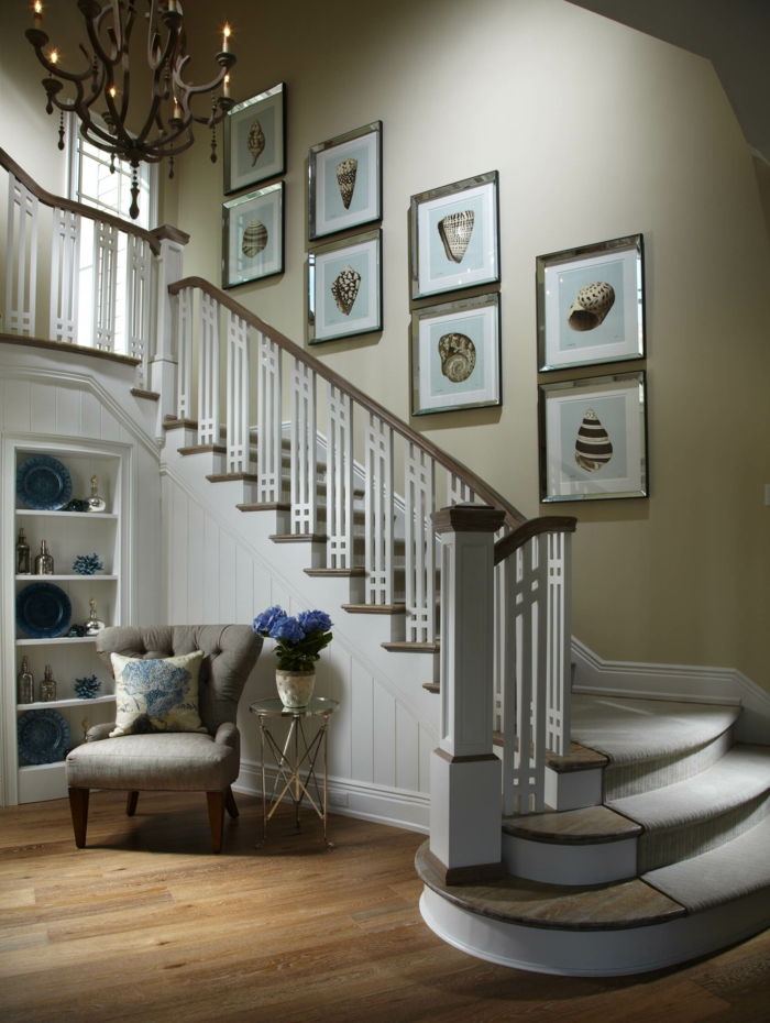 pomožni stenski dekor lestenec, fotelj, miza, vaza z modrimi cvetovi - stopnišče okrasite