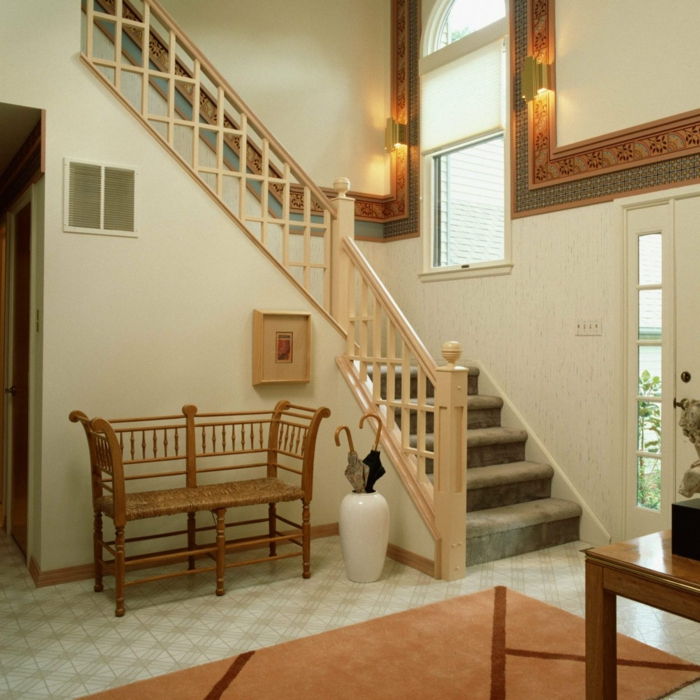 bela okrogla vazo za dežnike, rattan klop, okraski na stenah - okrasitev stopnišča