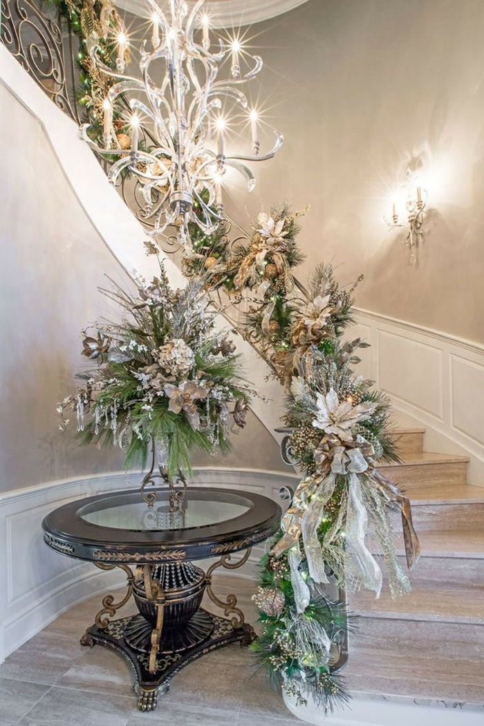 sijajno stopnišče dekoracijo za božič z vejami in cvetjem