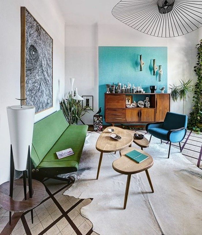 barvno oblikovanje stene-zeleno-kavč-les miza-talne ploščice-belo-preproga-fotelj-modra barva stene modro-rastlina-oblika
