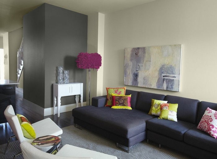 färg design väggar-svart-canvas-mörk soffa-kuddar-plueschteppich-trägolv-mörkt trä-golvlampa-faedern-vit-stoppad stol