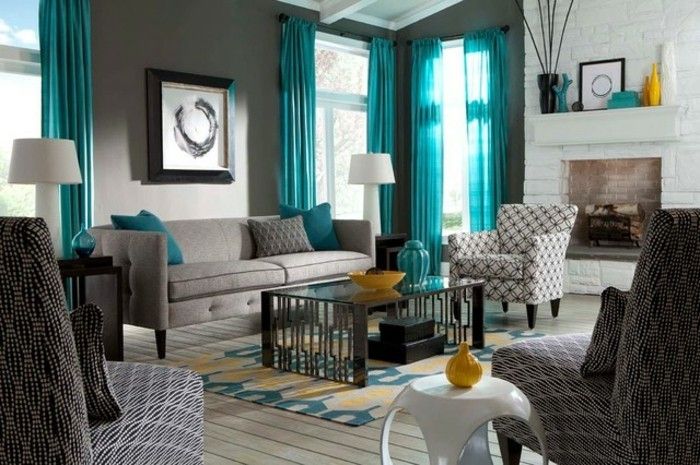 färg design väggar-svart-vit-stenmuren och vita-härd-stol-kudde mönster-mönster mattan-glasbords turkos-gardiner-trägolv-vit-grå-soffa
