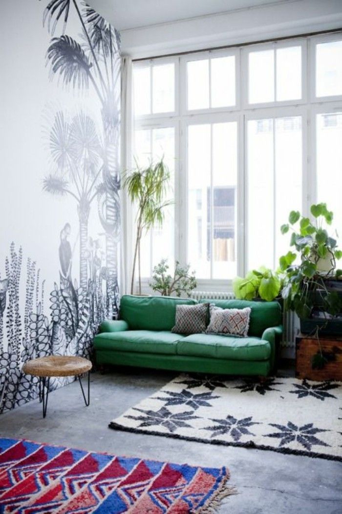 färgsättning väggar-wallpaper-mönster mattan-grå-jord-grön-soffa mönstertryckväxt pall-ljust vardagsrum