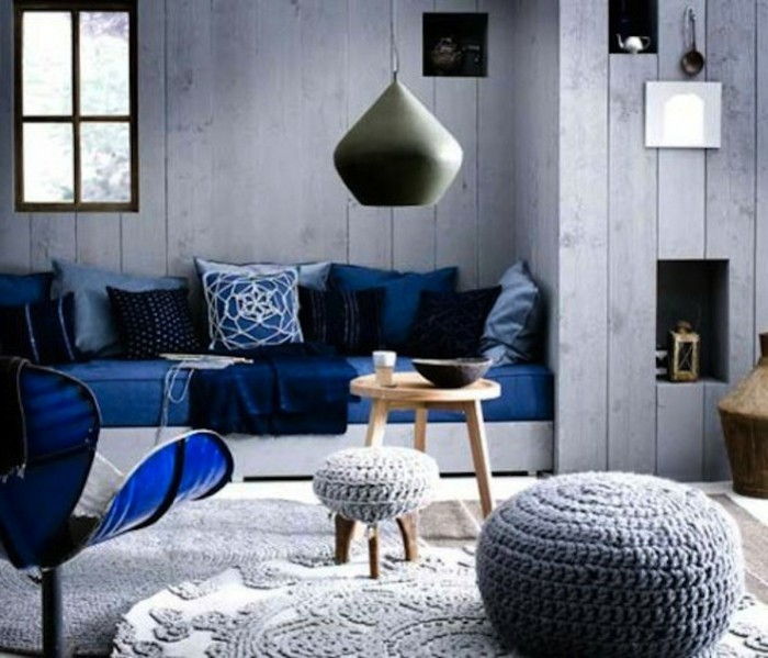 Barva oblikovanje stene-belo preprogo-sivo-stol Okrogla klubska mizica les-modro-modro-kavč-stol-dekorativne stenske niše