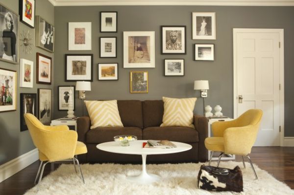 farebné nápady-od-žijúci-sivé steny-bielo-koberec žlté vankúše