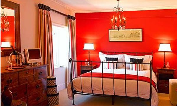 farge ideer-soverom-røde-vegg-tykke gardiner og en fin seng