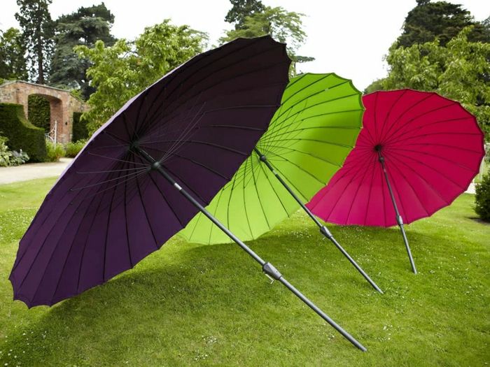 fargede hage paraplyer-svart-grønn-rosa-gress