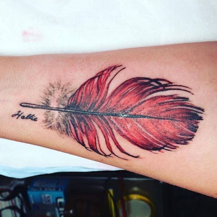 simbol de pene, pene roșii realiste pe antebraț, litere de tatuaj