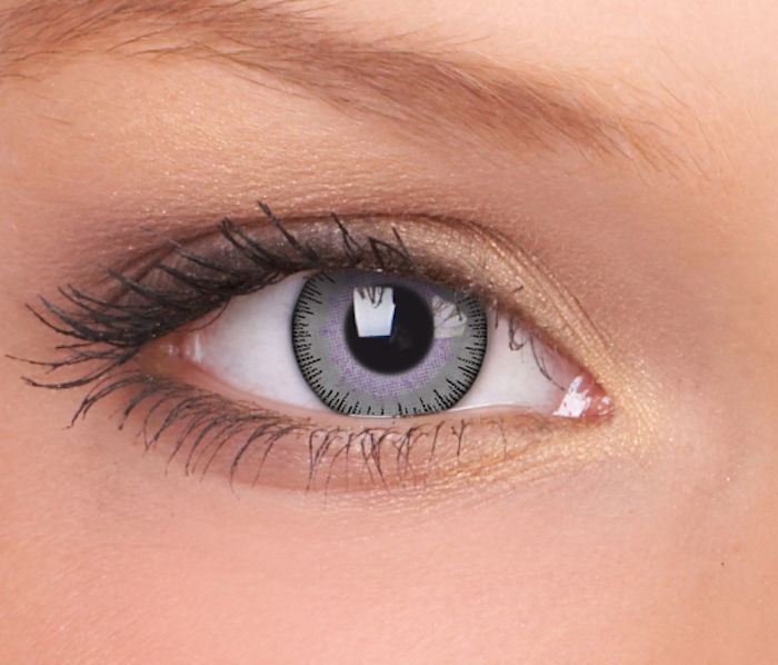Üç renkli Cadılar Bayramı kontakt lensler, boyalı gözlerle kadın
