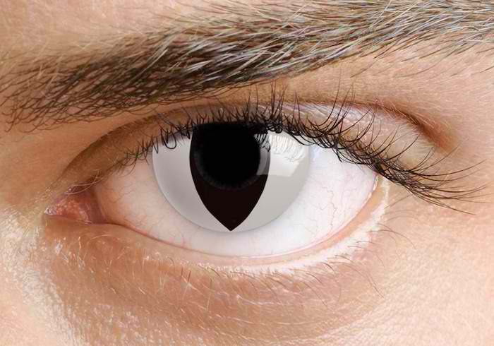 Kedi gözleri, siyah öğrenci, beyaz iris gibi boyalı kontakt lenslere sahip adam