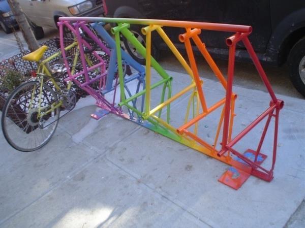 kolorowych rowerów odstający metalu