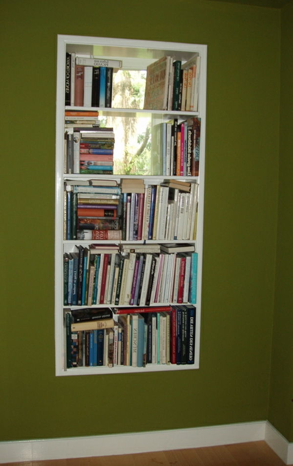 combinații de culori - rafturi de perete-verde-cu-alb - numeroase cărți