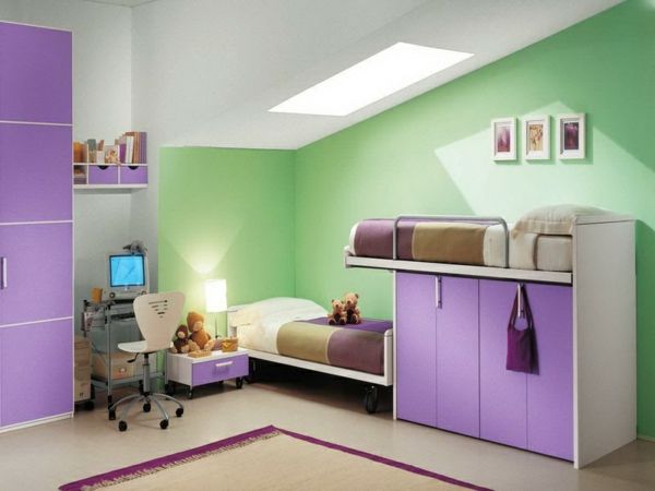 combinații de culori - living-copii-camera-violet-și-verde-pat cu ursuleț de pluș