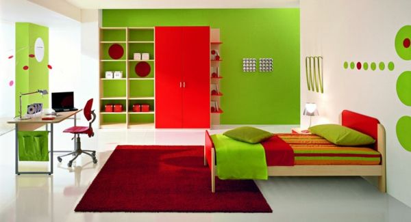 palet-perete-vopsea-verde-și-roșu covor și rafturi