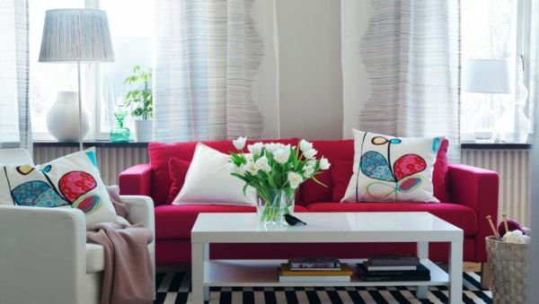 farebné návrhy, obývačka rozkladací malinovo ružovej farby, biele kvety