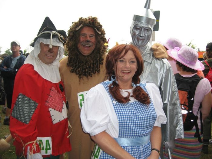 Grupo de fantasia de carnaval de velhos amigos como o Mágico de Oz