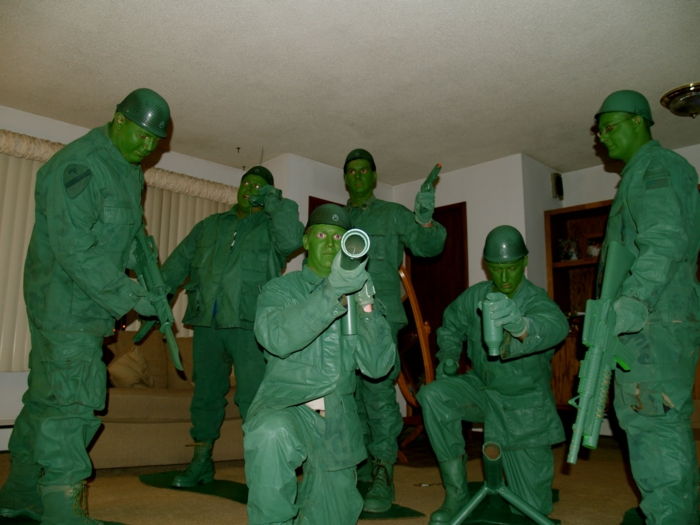 gröna soldater som leksaker - karneval kostymer för en grupp