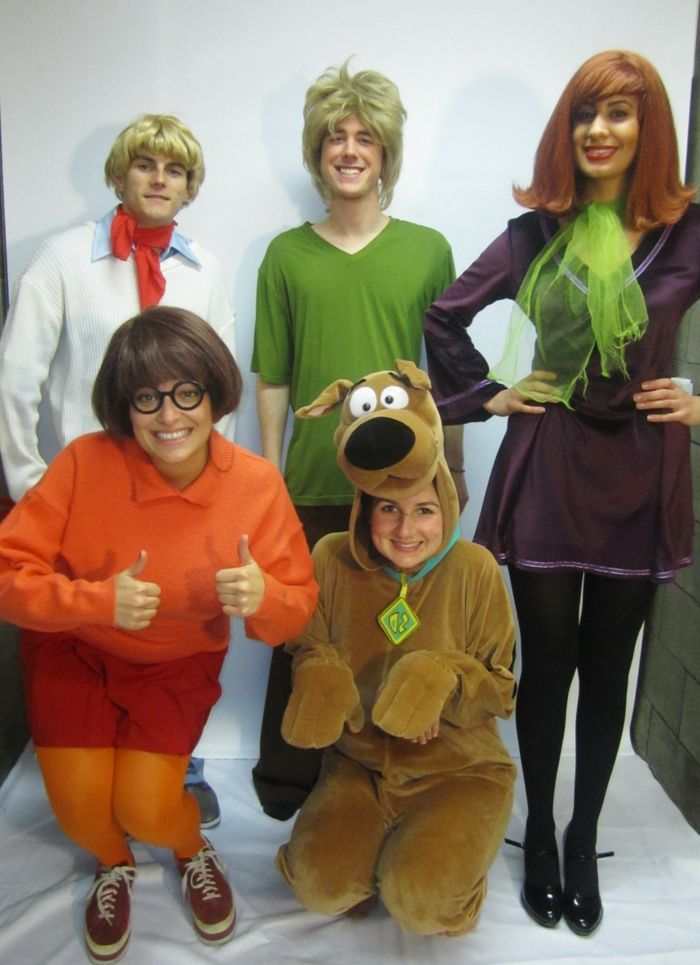 Scooby Doo com uma garota como o cachorro, outros também em roupas apropriadas