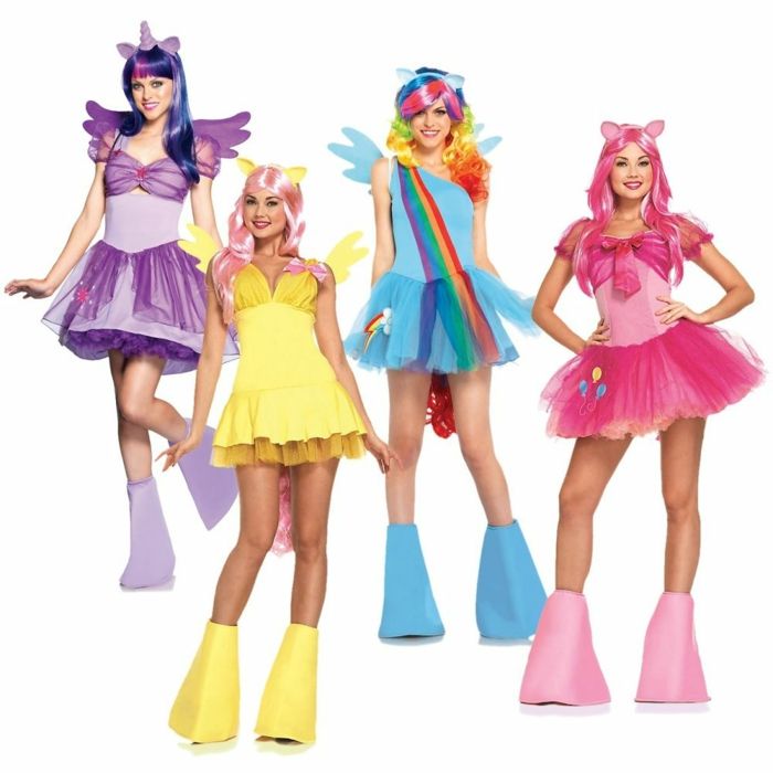 Gruplar için karnaval kostümleri - çocuk gösterisinden renkli elbiseler ve peruklar