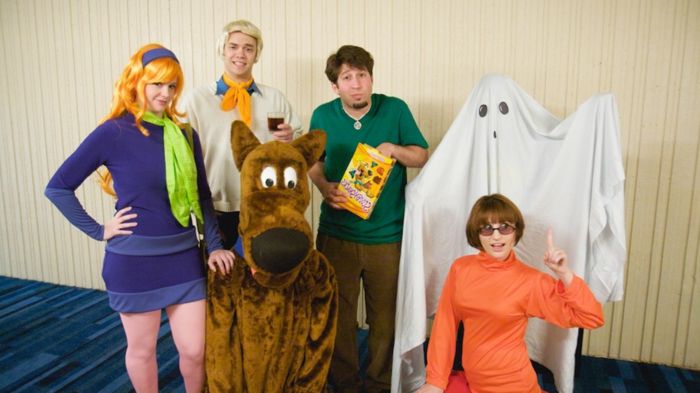 Scooby Doo'dan bir grup - dört kahraman, hayalet ve köpek - grup kostümleri fikirleri