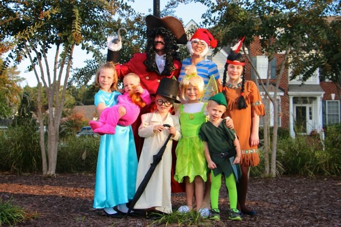 Group Costumes Ideas - rodina s mnohými deťmi ako Peter Pan Heroes