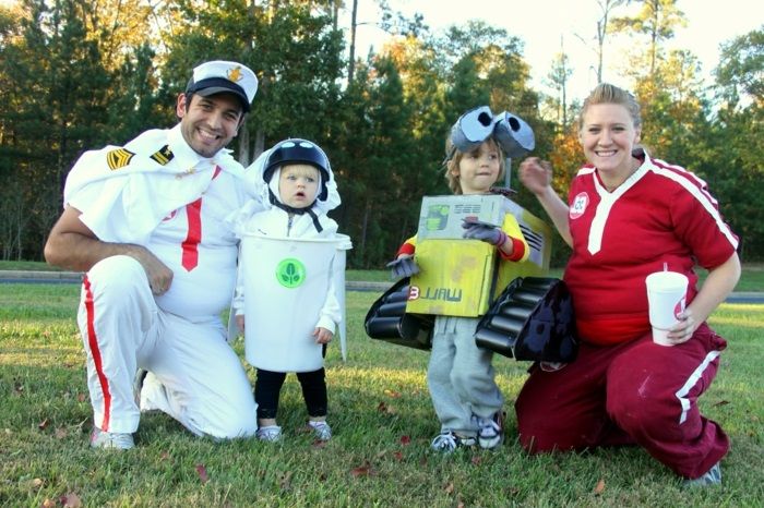 uma família fofa do filme Wall-E veste grupos de fantasias de carnaval