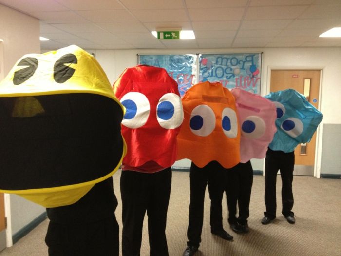 Karnevalsgruppkläder för skolan i arkadspelet i många färger