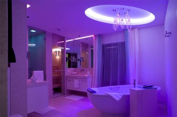 Zaujímavé osvetlenie v kúpeľni - Fialové osvetlenie do kúpeľa pre strop