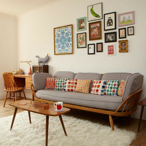Vardagsrummet ställs upp - färgstarka kuddar på soffan