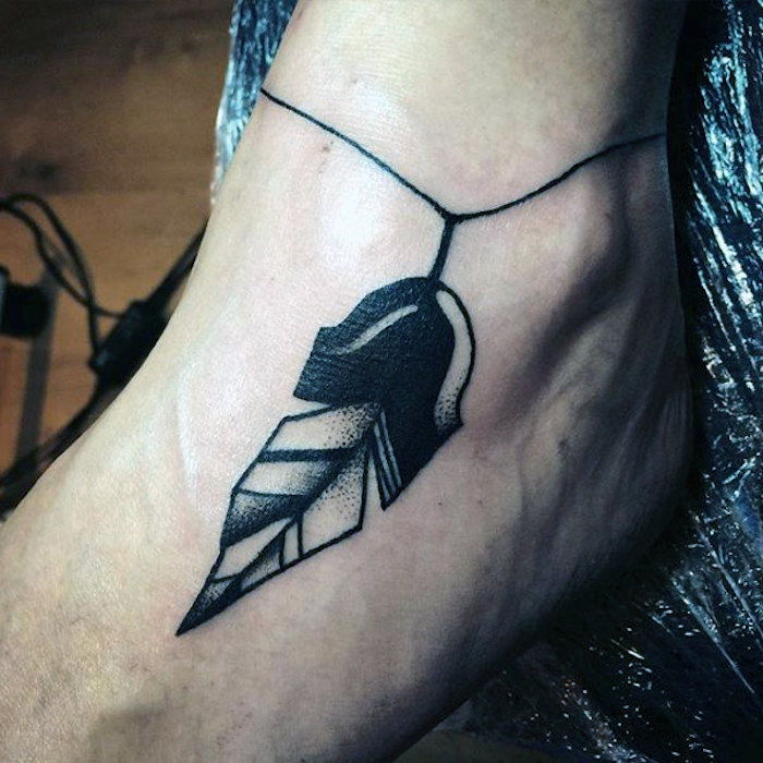 tatuaj în sensul penei, tatuaj abstract cu motiv indian pe picior
