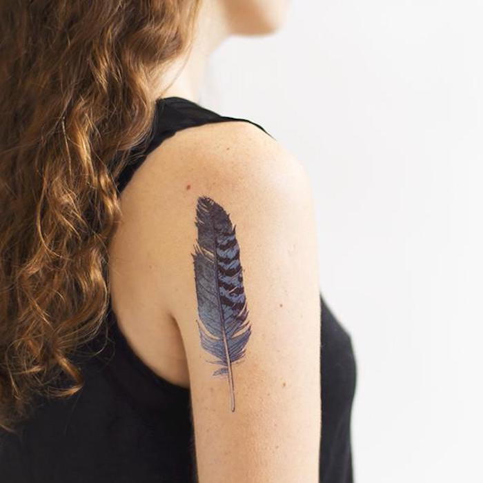 tatuaj sensul pene, femeie cu tatuaj mic pe umărul ei