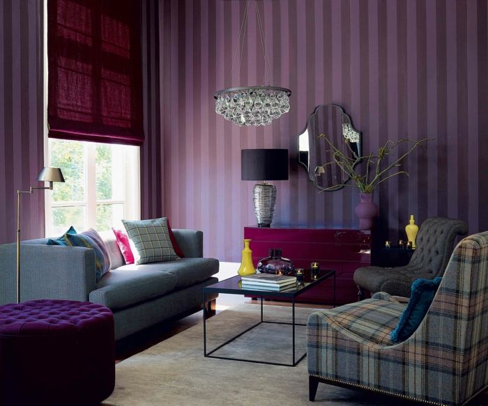 fina vardagsrum konstruktion attraktiva lila-möbler-vintage-tapeter remsor