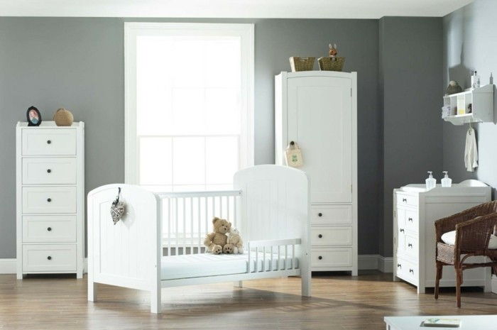 feng shui färger-baby room-vit-vit-Moebel-trägolv-plueschtiere-vide